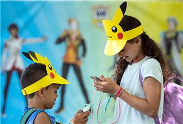zwei Kinder spielen Pokémon