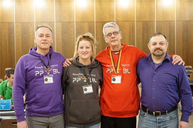 Pokerturnier: Markthalle in Rodenkirchen wird zum Casino Beim Pokerturnier hatten sie viel Spaß: der Rodenkircher Mario Glasner und seine Ehefrau Kerstin Glasner, Oberschiedsrichter Jürgen Kampmann und Mit-Organisator Damir Hamzic (von links). Insgesamt kamen 1150 Euro für die Schlaganfall-Selbsthilfegruppe Rodenkirchen zusammen.