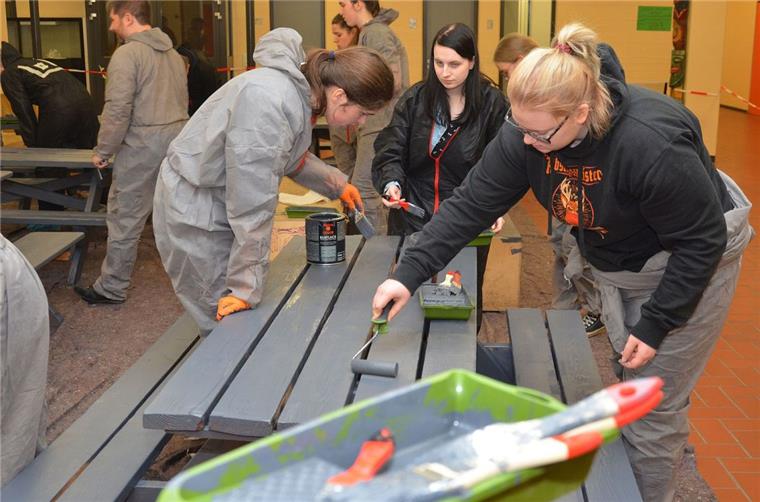 Präventionstag an der KGS Tarmstedt soll Schüler stark machen Beim Präventionstag an der KGS Tarmstedt wurde auch praktisch gearbeitet. Diese Mädchen strichen Bänke und Tisch in der Pausenhalle an, die ziemlich beschmiert waren.