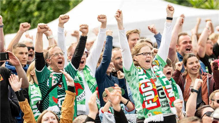 „Feiern die ganze Nacht“: Berlin erfüllt sich Titeltraum Beim Public Viewing feiern die Füchse-Fans.