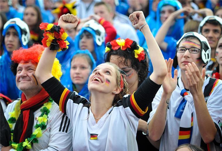 5 Gründe, warum ihr die Fußball-EM beim Public Viewing schauen solltet Beim Public Viewing kommen Fußballfans zusammen, um sich das Spiel gemeinsam anzusehen.