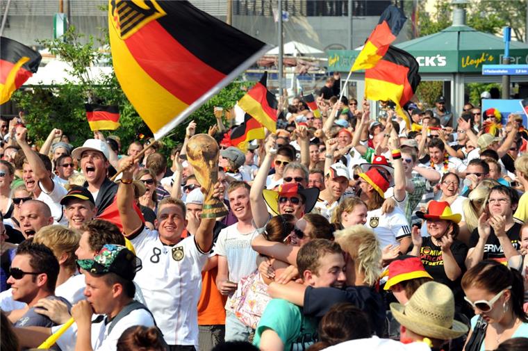 Fußball-EM 2016: Public Viewing zieht um Beim Public Viewing macht Fußball richtig Spaß dann vor allem, wen die eigene Mannschaft siegt.