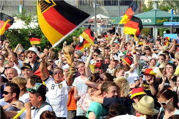 Beim Public Viewing  macht Fußball richtig Spaß  dann vor allem, wen die eigene Mannschaft siegt. 