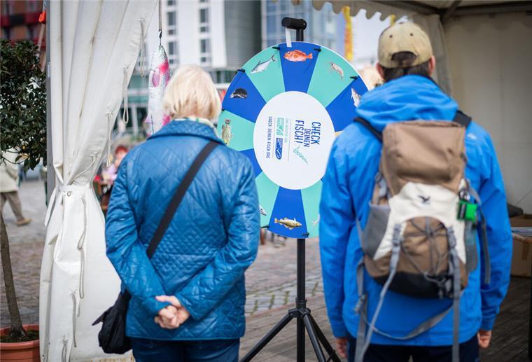 Ganz schön fischig! Bilder der Fischparty im Fischereihafen Bremerhaven Beim Quiz konnten die Gäste ihr Fischwissen testen.