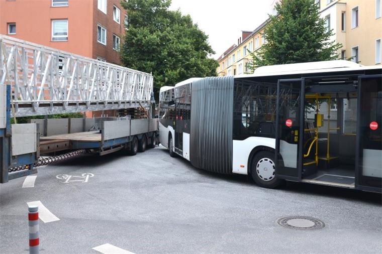 Navi ist schuld: Schwertransporter kollidiert mit Gelenkbus Beim Rangieren stieß der Schwertransporter mit einem Gelenkbus zusammen.