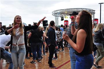 Beim Riverside-Clubbing an der Stadtkaje in Brake darf gefeiert werden.