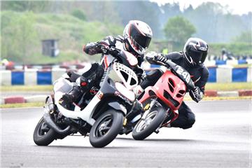 Beim Saisonauftakt der European Scooter Trophy haben sich die Fahrer in Templin spannende Rennen geliefert.