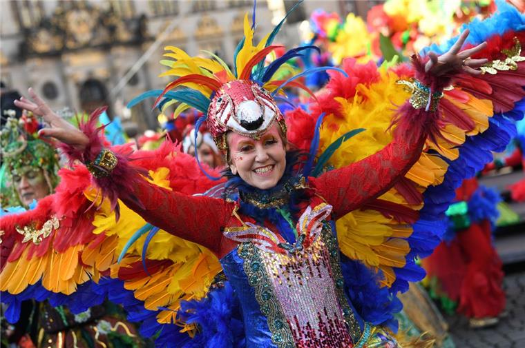 Bremen: Samba-Karneval unter dem Motto "Rausch der Liebe" Beim Samba-Karneval in Bremen (hier eine Aufnahme aus 2019) ziehen die Teilnehmer in bunten Kostümen durch die Stadt.