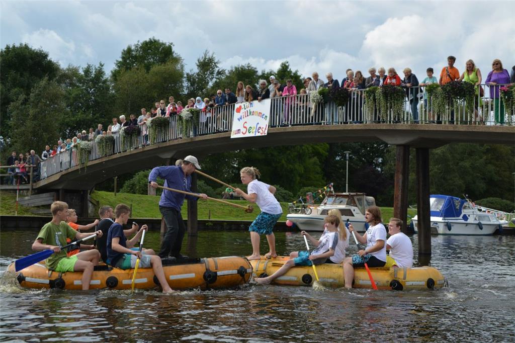 Beim Schlauchboot-Duell geht es hart zur Sache. Foto: Scheiter 