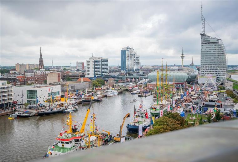 Maritime Tage: Die Highlights am Wochenende Blick vom historischen Simon-Loschen-Leuchtturm auf das Festgelände am Neuen Hafen.