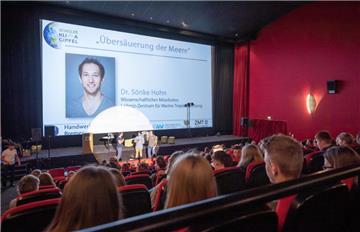 Beim Schüler-Klimagipfel im Bremerhavener Cinemotion-Kino am Dienstag haben über 300 Schüler im Kinosaal dem Impulsvortrag von Sönke Hohn, Wissenschaftlicher Mitarbeiter am Leipniz-Zentrum für Marine Tropenforschung zum Thema Übersäuerung der Meere, gelauscht. 