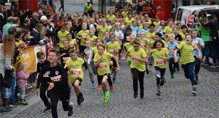 Schnelle Sportler beim 10. Zevener Stadtlauf Beim Schüler-Mannschaftslauf standen der Spaß sowie die gemeinschaftliche Leistung im Vordergrund – und die beteiligten Klassen waren mit Feuereifer dabei.