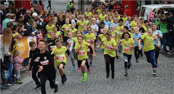 Beim Schüler-Mannschaftslauf standen der Spaß sowie die gemeinschaftliche Leistung im Vordergrund – und die beteiligten Klassen waren mit Feuereifer dabei. 