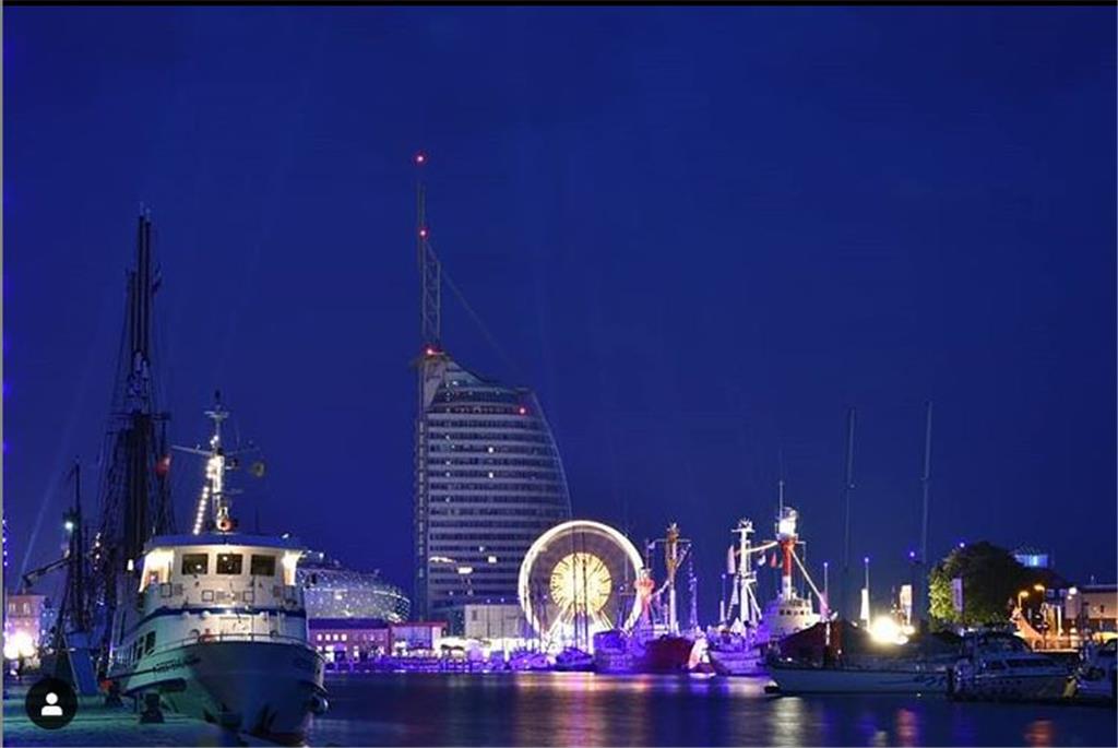 Beim Seestadtfest Bremerhaven ist die blaue Stunde bei Fotografen sehr beliebt. 