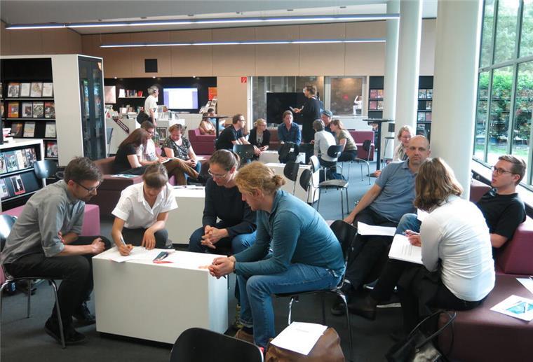 Rollenspiel zur Energiewende im Klimahaus Bremerhaven Leute beim Diskutieren