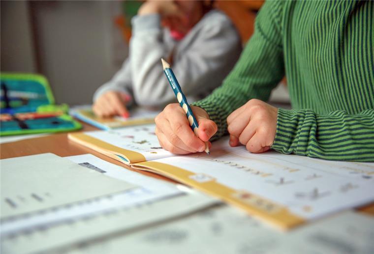 Niedersachsen: Kultusministerin fordert Sozialindex für Schulen Schüler beim Schreiben