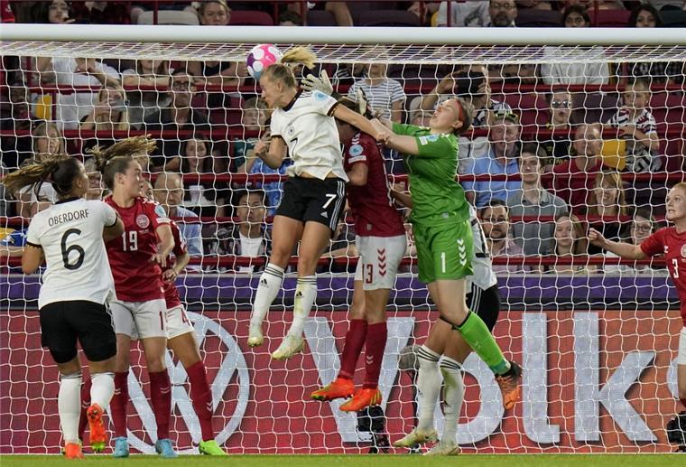 Beim Spiel Deutschland gegen Dänemark erzielt Deutschlands Lea Schüller (Mitte) das zweite Tor ihrer Mannschaft.