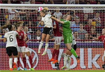 Beim Spiel Deutschland gegen Dänemark erzielt Deutschlands Lea Schüller (Mitte) das zweite Tor ihrer Mannschaft.
