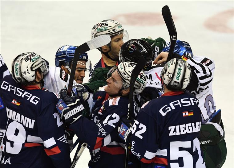 Gegner-Check: Die Eisbären Berlin sind auf der Suche nach Siegen Beim Spiel Eisbären Berlin gegen Augsburg werden Zärtlichkeiten ausgetauscht. Foto: Soeren Stache/dpa