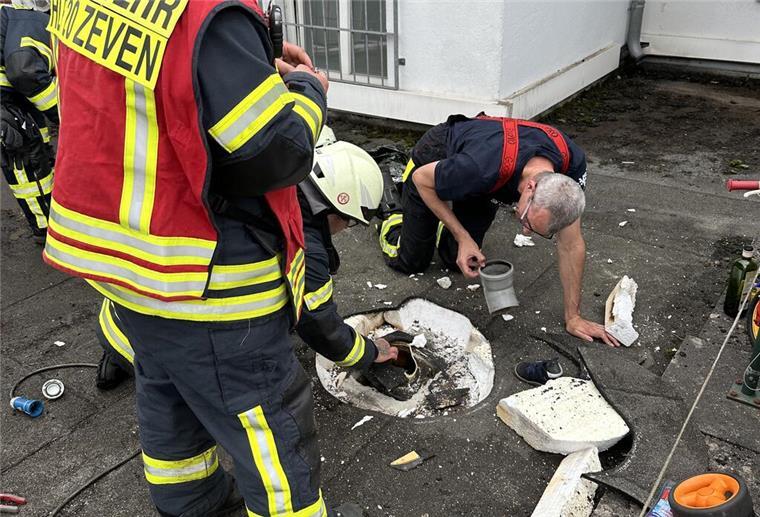 Bein steckt in Abwasserrohr: Feuerwehr befreit zweijährigen Jungen aus Zeven Beim Spielen ist der Junge in das Abwasserrohr gerutscht.