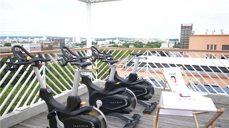 Eismaschine und Pappbetten: So wohnen die Olympia-Stars Beim Spinning haben die Olympia-Stars im deutschen Haus besten Ausblick über die Stadt.