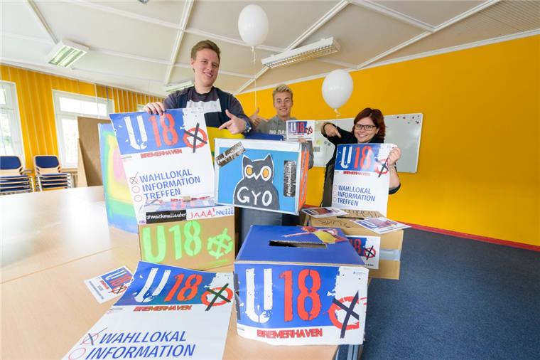 U18-Bundestagswahl in Bremerhaven: Hier können auch die Jugendlichen wählen Beim Stadtjugendring und den Falken laufen die Vorbereitungen für die U18-Wahl auf Hochtouren. Im Bild (von links) die beiden "Bufdis" Lennart Ahlfeld und René Bellinghausen und die Jugendbildungsreferentin des Stadtjugendrings, Sara Appelhagen.