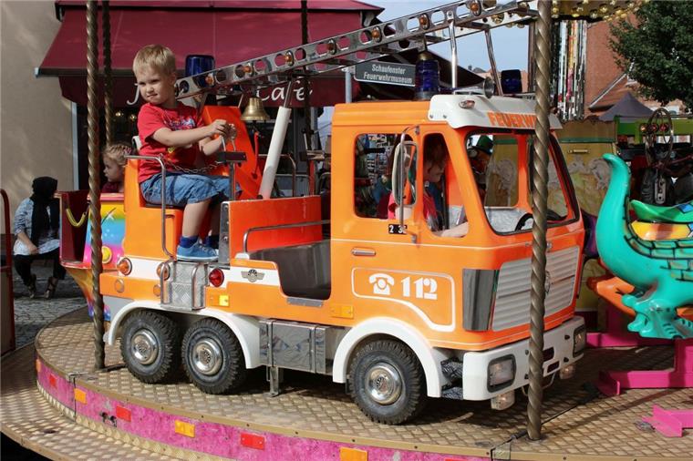 Stadtzauber in Zeven lockt am Wochenende die Menschen an Beim Stadtzauber in Zeven drehen sich wieder die Karussells und Fahrgeschäfte. Jung und alt kommen dabei auf ihre Kosten.
