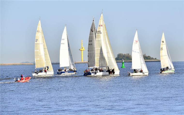 Flaute auf der Weser: Rotesand-Regatta wird abgebrochen Beim Start der 50. Rotesand-Regatta in Bremerhaven gab es noch Hoffnung auf Wind.