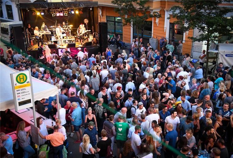 Straßenfest: Busse fahren Umleitung Straßenfest Alte Bürger. Foto Scheschonka