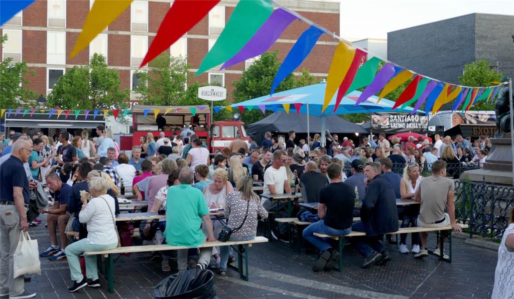 Beim Streetfood-Festival schlugen sich die Besucher den Bauch voll. Foto: Schesc...