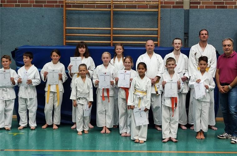 Braker Karateka bestehen Gürtelprüfungen Beim SV Brake unterrichtet Spartenleiter Vehbi Sentürkler (rechts) Karate der Stilrichtung Shotokan.