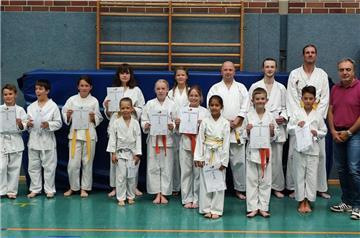 Beim SV Brake unterrichtet Spartenleiter Vehbi Sentürkler (rechts) Karate der Stilrichtung Shotokan.