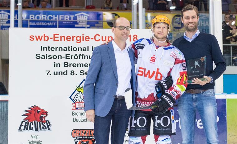 Fischtown Pinguins spielen nahezu in Bestbesetzung gegen Villach Beim SWB-Cup 2018 wurden die Fischtown Pinguins Zweiter. Axel Siemsen (Geschäftsführer SWB, links) und Patrick Wittenberg (Geschäftsführer Wesernetz, rechts) übergaben Pinguins-Kapitän Mike Moore den Pokal.