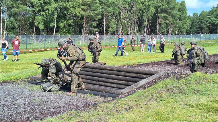 Heeresflieger und Logistikschule der Truppe geben Einblick Beim „Tag der Bundeswehr“ präsentierten Soldaten Übungen.