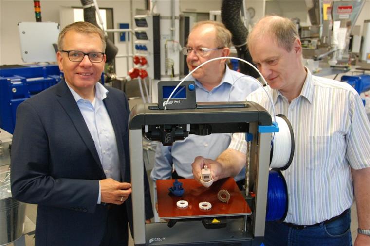 Chemiker in Loxstedt zeigen Experimente Beim Tag der offenen Tür lassen sie neben vielen anderen Attraktionen kleine Keramik-Schiffchen aus dem 3-D-Drucker vom Stapel laufen (von links): Jörn Ellerbrake, Dr. Peter Daute und Dr. Martin Schäfer.