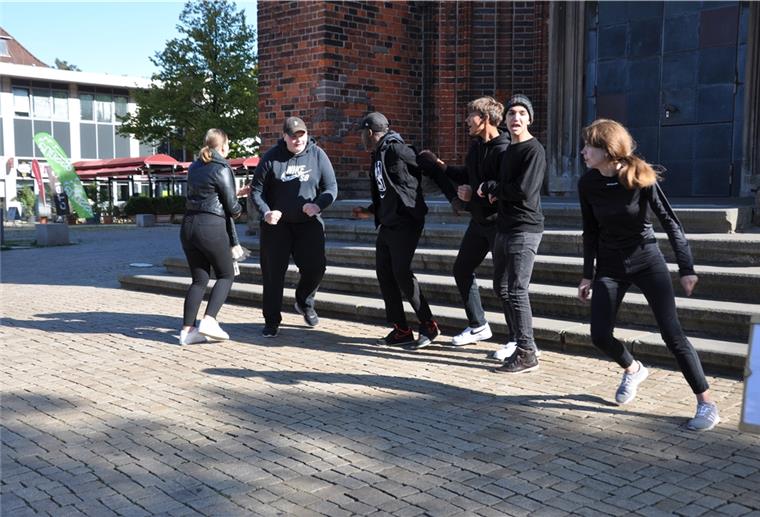 Schüler erinnern an Schreckensherrschaft der Nazis Beim Tag der Stadtgeschichte führte diese Gruppe ein szenisches Spiel zum Bombenangriff auf Bremerhaven auf (von links): Christina Kuzmin, Laurin Litz, Christian Nianga, Joel Mikolajczak, Schergo Muhammad und Malin Volkmann.