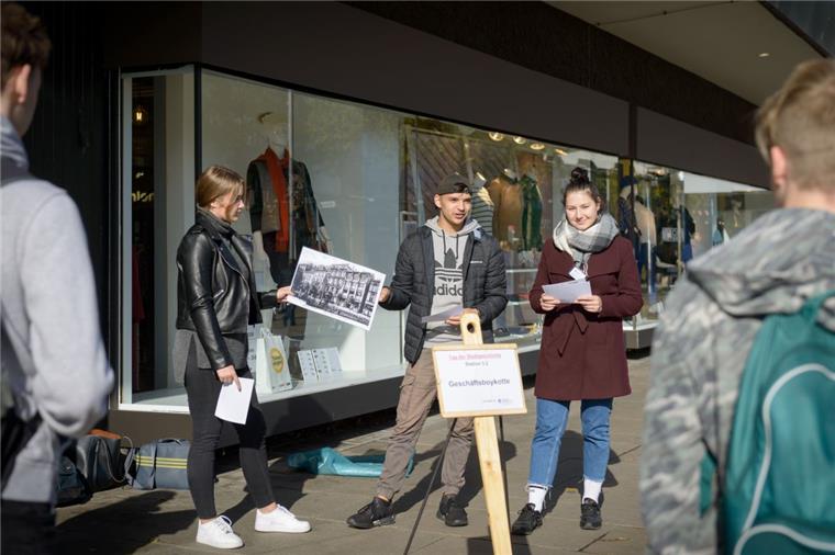 Bremerhaven: 900 Schüler informieren sich beim Tag der Stadtgeschichte Beim Tag der Stadtgeschichte in Bremerhaven (von links): Medea Brittani, Justin Stadeus und Viktoria Brumm berichten über das Thema Geschäftsboykotte.