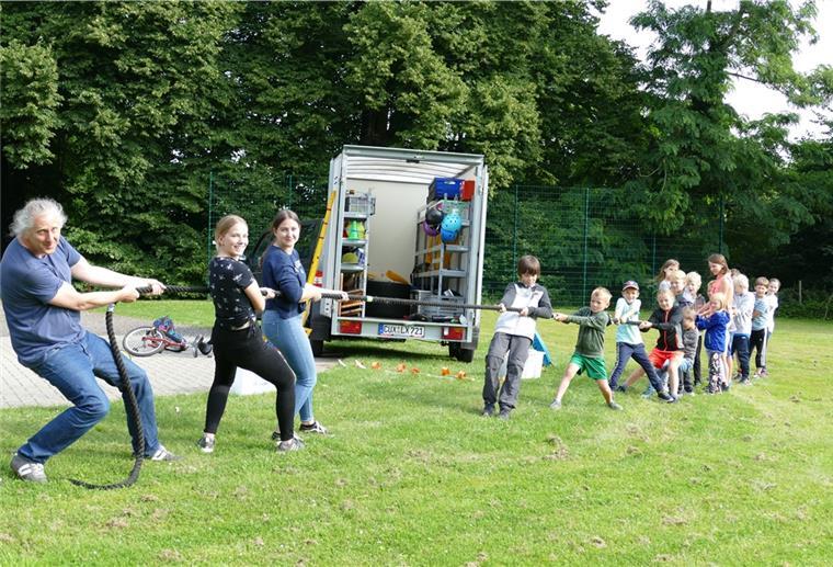 Beim Tauziehen gegen alle Kinder gaben (von links) Jugendpfleger Matthias Hillmann und die Bundesfreiwilligendienstleistenden Anna Brünjes und Sarah Giesel ihr Bestes. 
