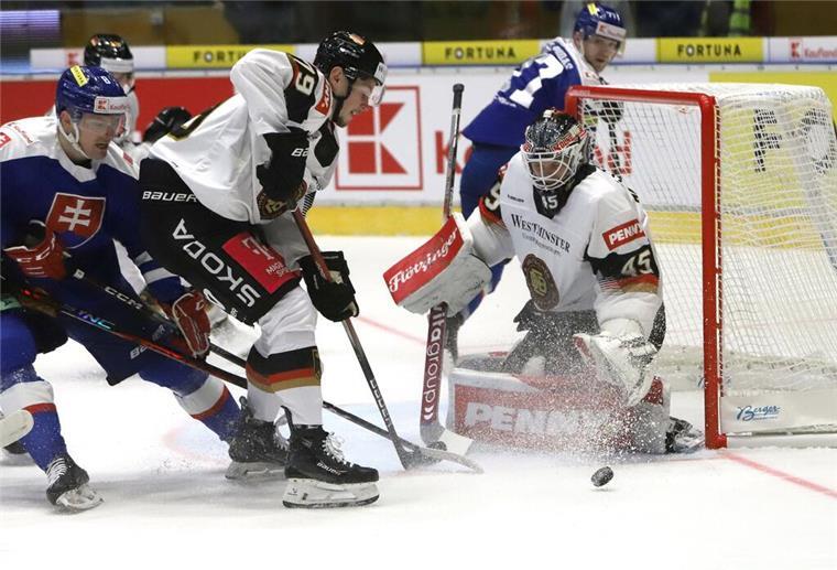 Pinguins-Rookie Preto: Niederlage bei Nationalteam-Debüt und doch ein Gewinner Beim Testspiel gegen die Slowakei feierte Philipp Preto (Zweiter von links) von den Fischtown Pinguins sein Debüt.