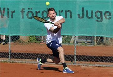 Beim TK Nordenham kann Lukas Stüdemann (Jahrgang 1989) sowohl in der Oberliga-Herren-30-Mannschaft, als auch in der offenen Klasse in der Verbandsliga mitspielen.