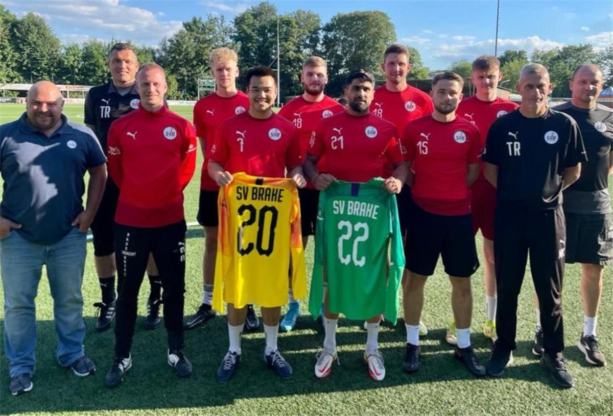 Beim Trainingsauftakt begrüßte der SV Brake mit seinem sportlichen Leiter Daniel Drozlik (links) und den Trainern sowie Betreuern die Neuzugänge.