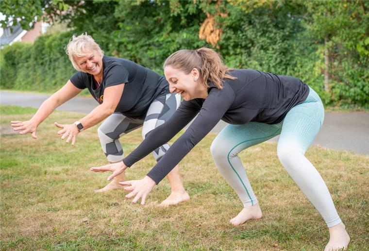 Loxstedt: Mit TriloChi Stress abbauen Zwei Frauen machen Sportübungen.