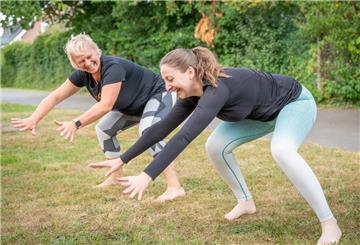 Zwei Frauen machen Sportübungen.