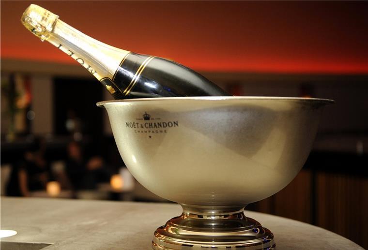 Beim Trinken von Champagner der Marke „Moët & Chandon Ice Impérial“ aus dem 3-Liter-Format ist Vorsicht angesagt. Solche Flaschen könnten die Droge Ecstasy enthalten.
