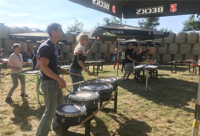 Heuballen-Arena in Burhave: Trommelklänge und Gourmet-Speisen Beim Trommel-Workshop in der Heuballen-Arena dürfte es mächtig laut gewesen sein.