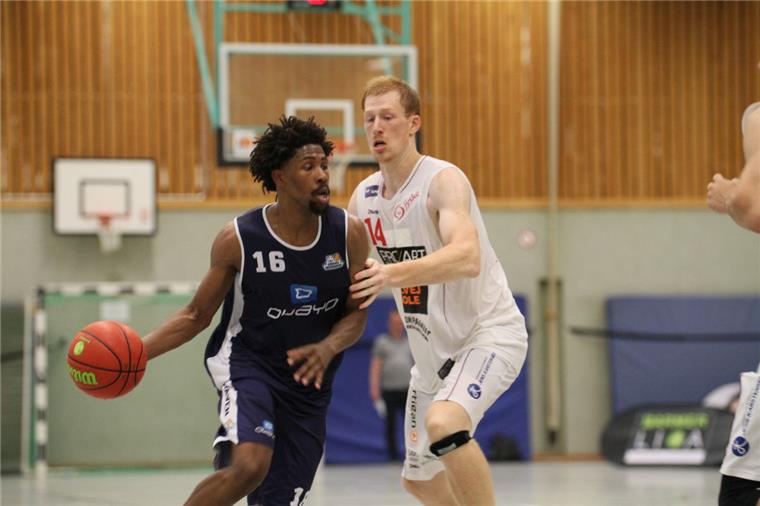 Goodwin ragt beim Turniersieg der Eisbären in Itzehoe heraus Beim Turnier in Itzehoe war Rohndell Goodwin (links) von seinen Gegenspielern nicht zu greifen. Der Eisbären-Profi warf 62 Punkte in zwei Spielen.