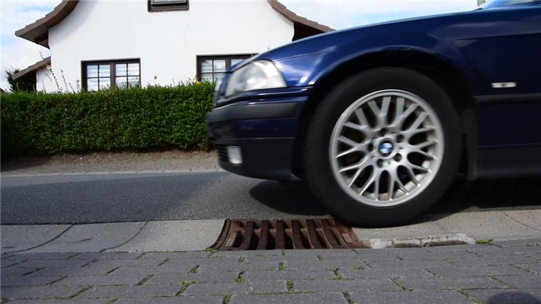 Stoteler Straße: Klappernde Steine und Gullydeckel nerven Anlieger Beim Überfahren kippen die gelösten Rinnsteine in der Stoteler Straße nach oben. Dabei entstehen Klappergeräusche. Nach und nach lösen sich durch das Rütteln weitere Steine.