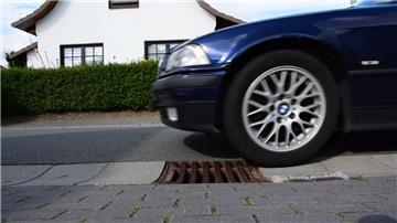 Beim Überfahren kippen die gelösten Rinnsteine in der Stoteler Straße nach oben. Dabei entstehen Klappergeräusche. Nach und nach lösen sich durch das Rütteln weitere Steine.