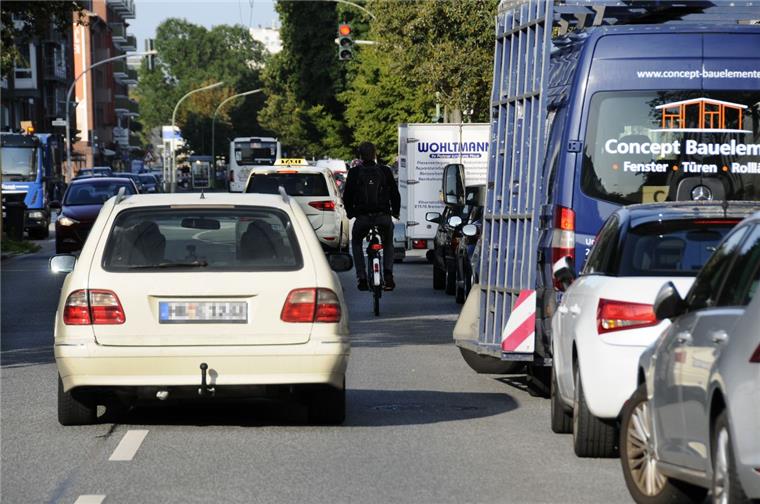 Überholen von Radfahrern: Polizei in Bremerhaven kontrolliert Abstand Beim Überholen von Radfahrern muss ein Sicherheitsabstand von eineinhalb Metern eingehalten werden.