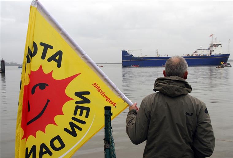 Grüne fragen: Was wollten Atomfrachter im Nordenhamer Hafen? Beim Umschlag radioaktiven Materials im November 2012 in Nordenham kam es Protesten.